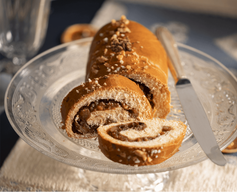 Schnetzwecka (Schnitzwecke) - Pain roulé brioché aux fruits secs Schnetzwecka (Schnitzwecke) - Pain roulé brioché aux fruits secs