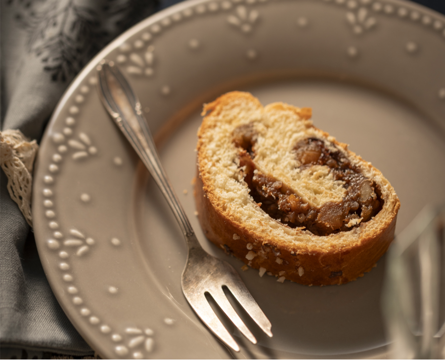 Schnetzwecka (Schnitzwecke) - Pain roulé brioché aux fruits secs Schnetzwecka (Schnitzwecke) - Pain roulé brioché aux fruits secs