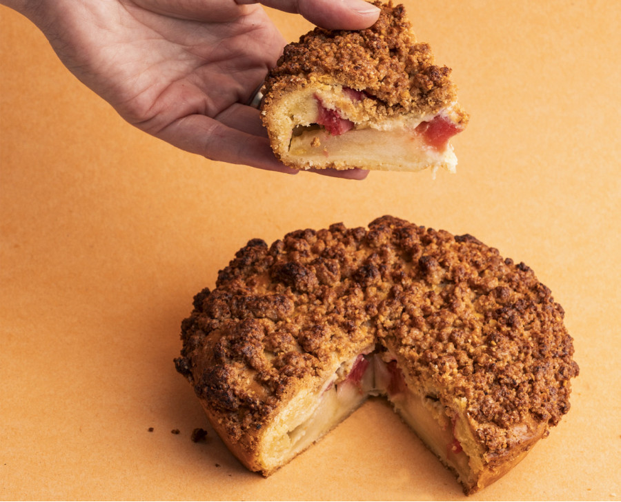 Apple & Rhubarb Streusel — Alsace dessert | Maison Alsacienne de Biscuiterie Apple & Rhubarb Streusel — Alsace dessert | Maison Alsacienne de Biscuiterie