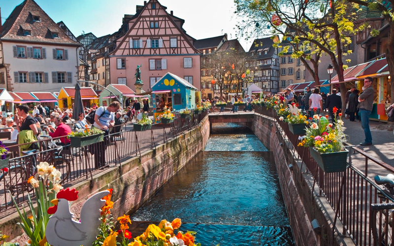 Pour célébrer l'arrivée des beaux jours en Alsace, la capitale haut-rhinoise est à la fête aux alentours de Pâques : c'est l'heure de Colmar fête le Printemps !