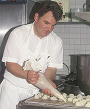 Jean-Marc Muller - Confection de macarons coco sur plaque