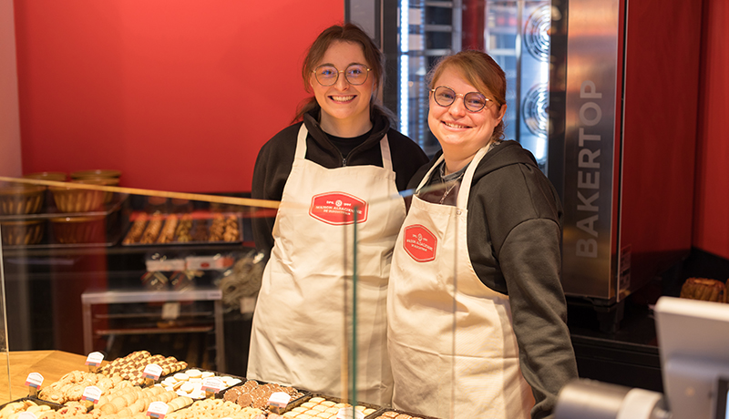Les deux vendeuses accueillantes de la boutique des Ménétriers (à Ribeauvillé), à côté du four et des bredele.